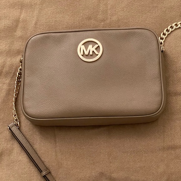 MICHAEL KORS FULTON LG CROSSBODY BAG. Nude color. - Picture 5 of 11